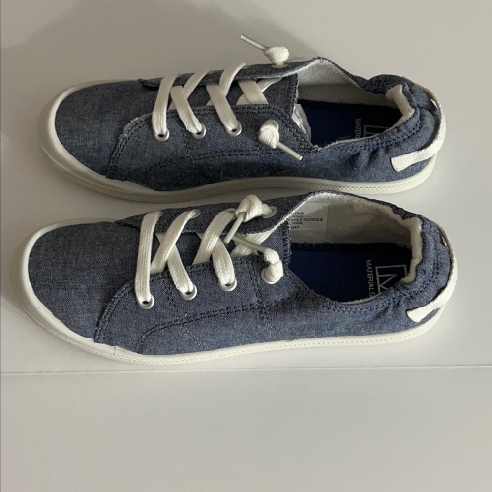 Material Girl Size 7 Denim Wash Gym Shoes - Picture 2 of 8